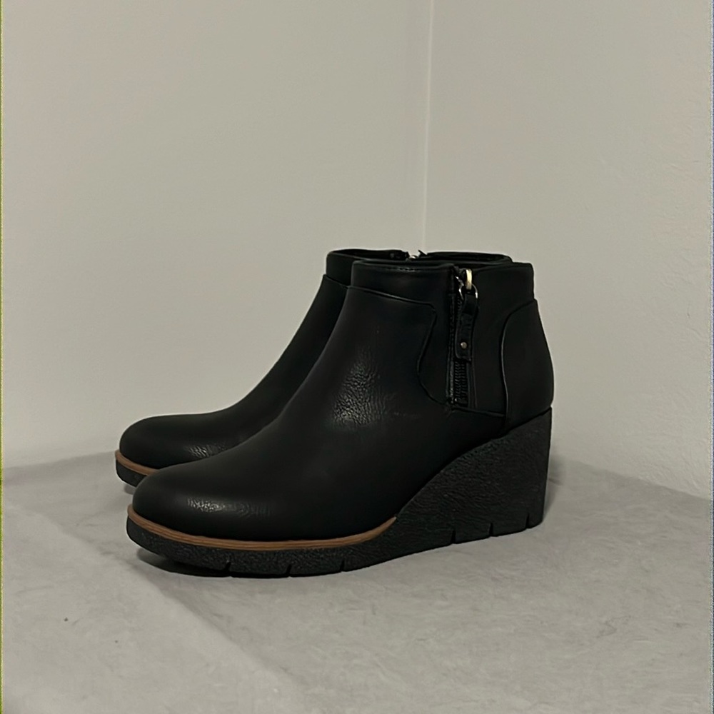 Dr. Scholl’s black wedge booties
